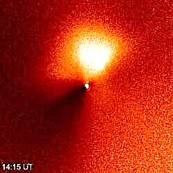 Hubble voit un jet sur la comète Tempel 1