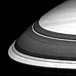 Lacunas nos Anéis de Saturno