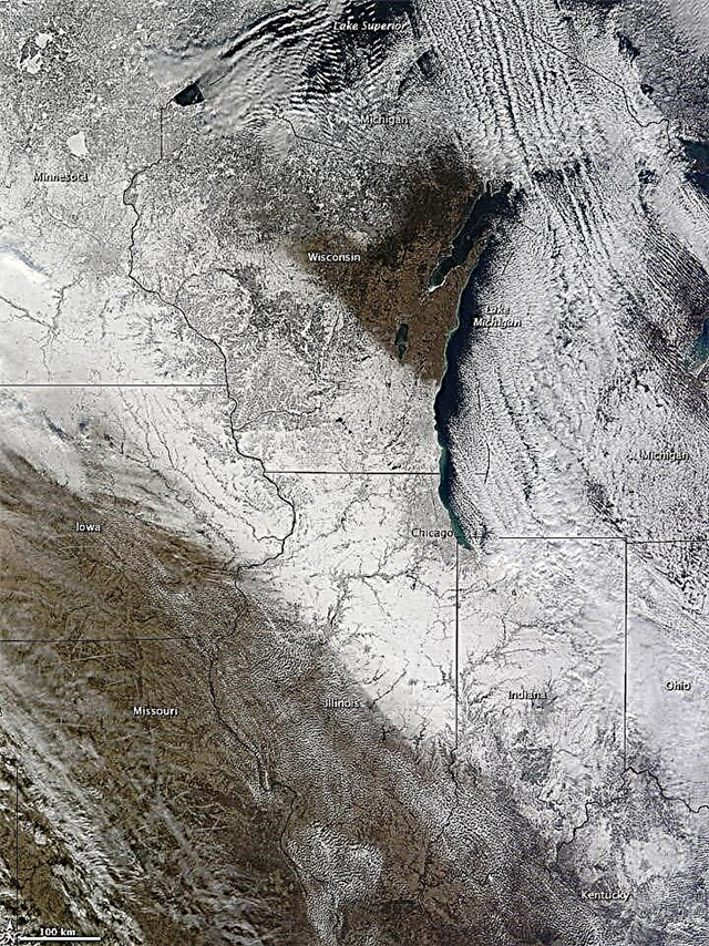 ภาพจากดาวเทียมแสดงการดวลพายุหิมะในสหรัฐอเมริกาและสหราชอาณาจักร