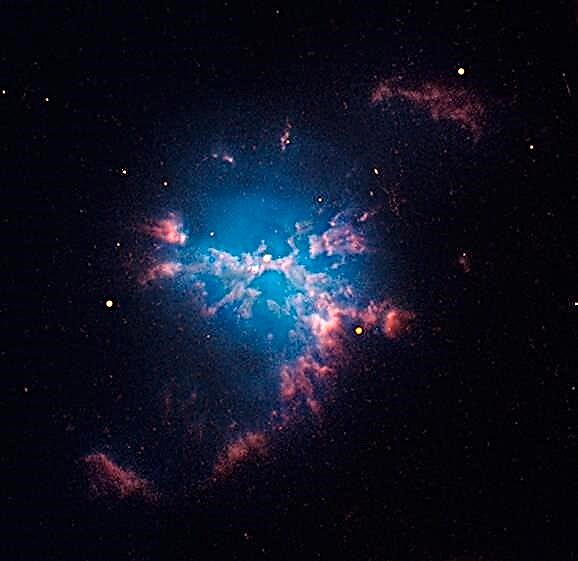 Stelle binarie che si orbitano a vicenda all'interno di una nebulosa planetaria