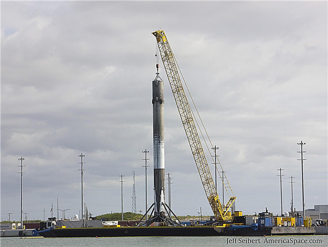 Erstaunliche Zeitraffer-Shows von wiederhergestelltem SpaceX Falcon 9, der nach der Ankunft von Port Canaveral an Land zieht