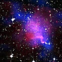 La colisión del cúmulo de galaxias crea un núcleo de materia oscura