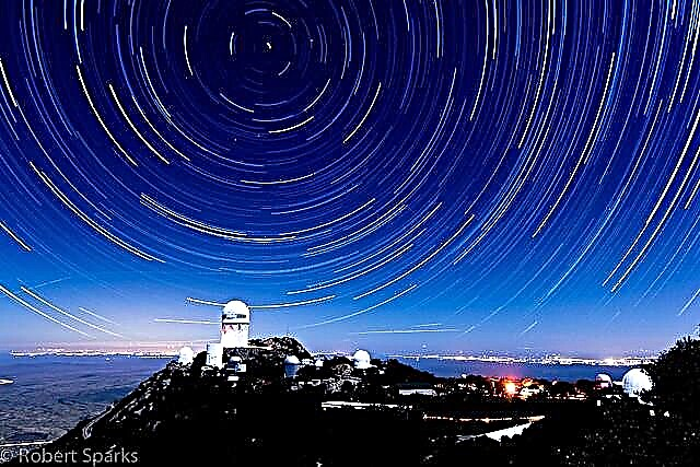 Астрофото: Зоряні стежки над піком Кітта