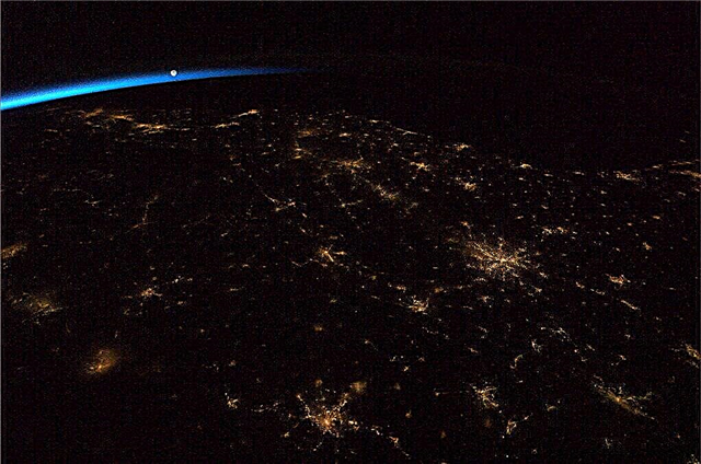 宇宙ステーションからの見事な新しい写真：夜明けの月の到来