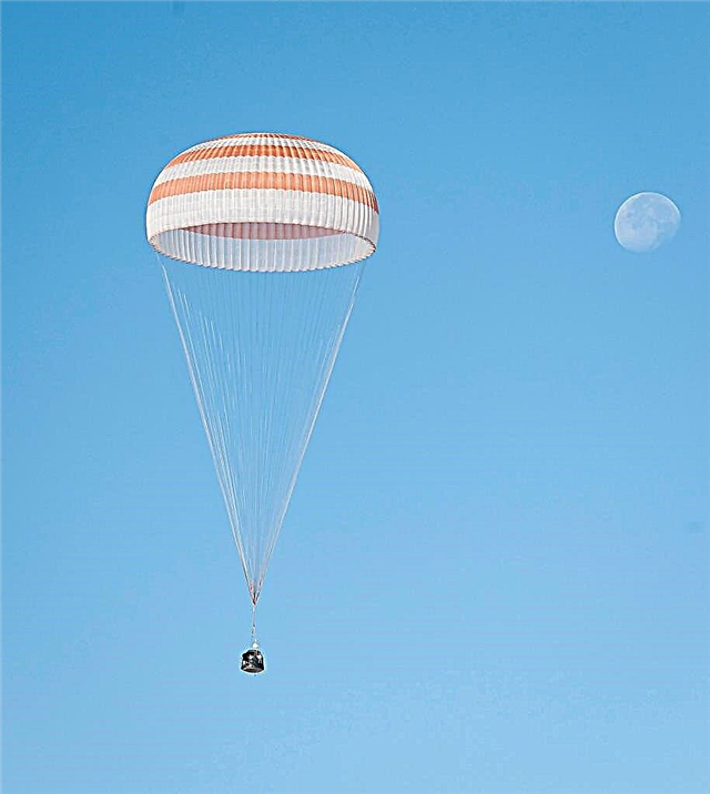 مقاطع فيديو درامية لرسو المحطة ، وهبوط رائع للأرض و Soyuz Touchdown من قبل الثلاثي الأمريكي الروسي