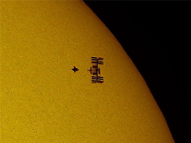 Neuvěřitelný obrázek: Atlantis a ISS Transit The Sun