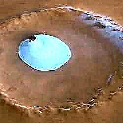 Hielo de agua en un cráter marciano