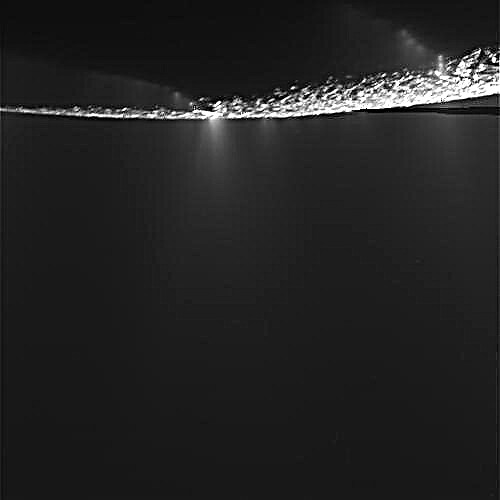 De Plume! De Plume! Imágenes de sobrevuelo sin procesar de Enceladus