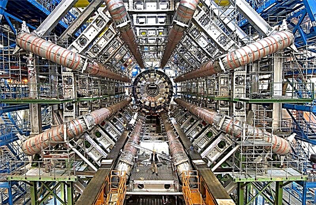 Tonton Sejarah Secara Langsung dari Large Hadron Collider