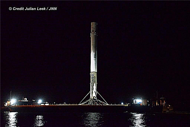 Die wiederhergestellte erste Stufe von SpaceX Falcon 9 kommt nach der historischen Landung auf See wieder im Hafen an