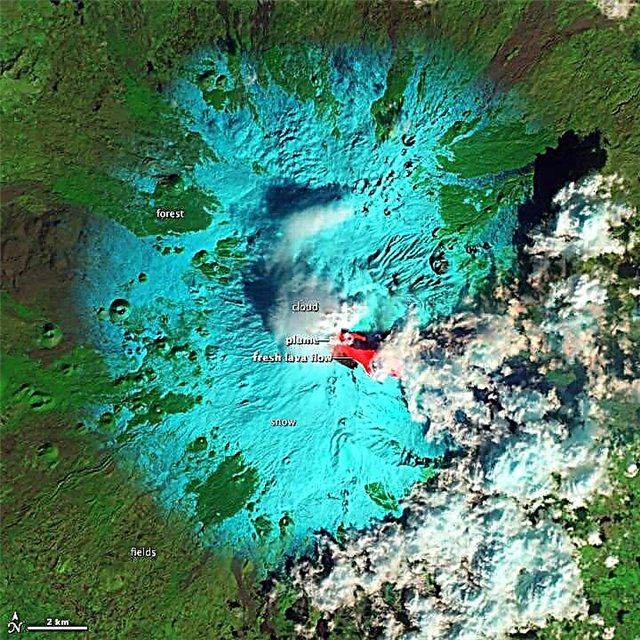 Както се вижда от космоса: Mt. Етна кипи над
