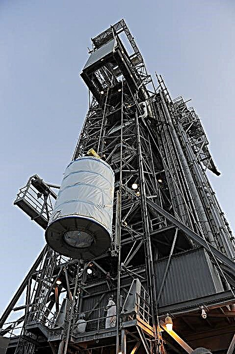 GRAIL Lunar Twins Mated to Delta Rocket di Launch Pad