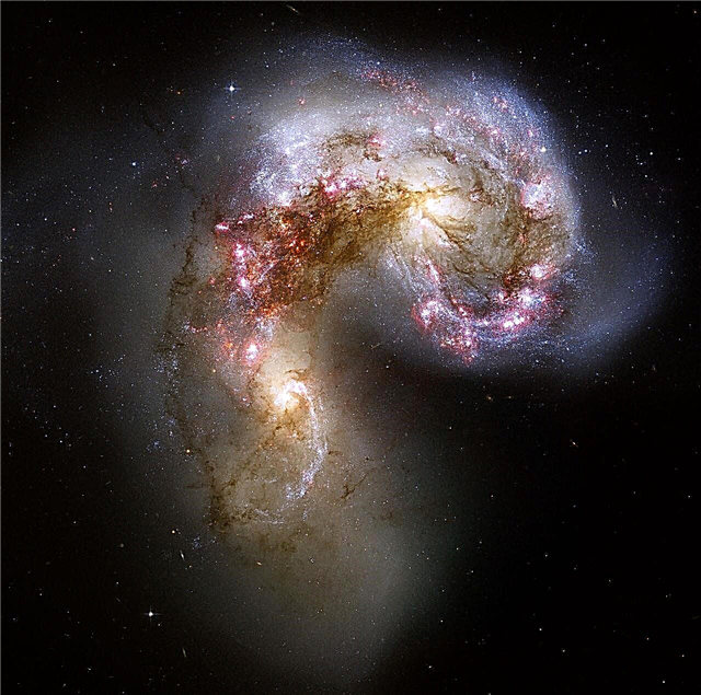 Remaja Akhir Tahun Hubble: Masa Terhebat, Masa Terburuk
