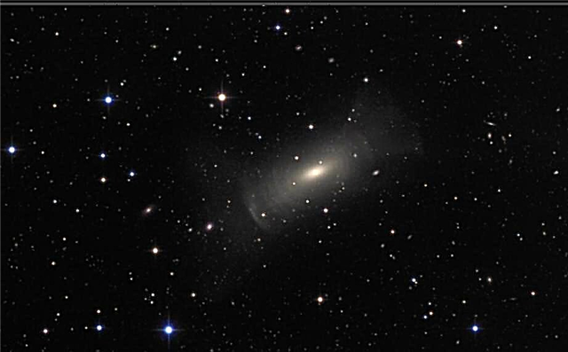 Темно-синяя астрофотография - изображение галактических оболочек