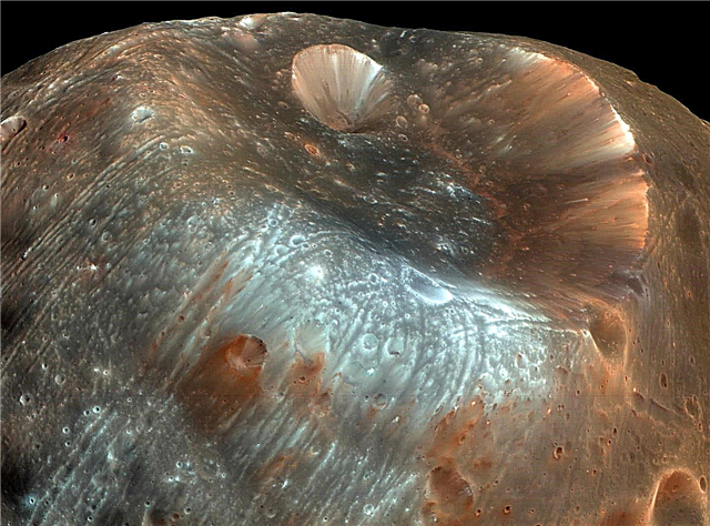 그루비! 화성의 달 새 비디오에서 이상한 줄무늬를 과시