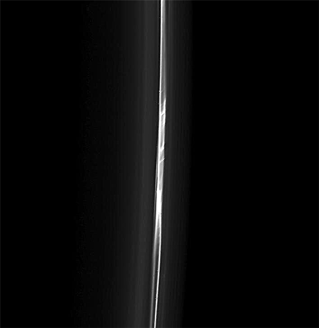 Eine gespenstische "Leiter" in Saturns F-Ring - Space Magazine