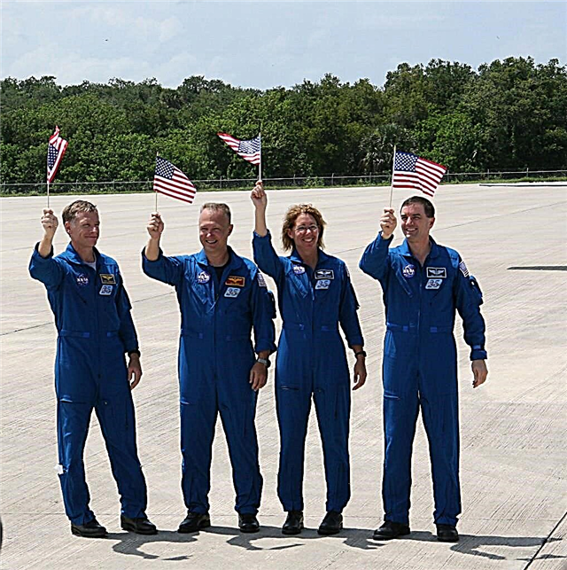 Atlantis Crew Jets till Florida på självständighetsdagen för Final Shuttle Blastoff