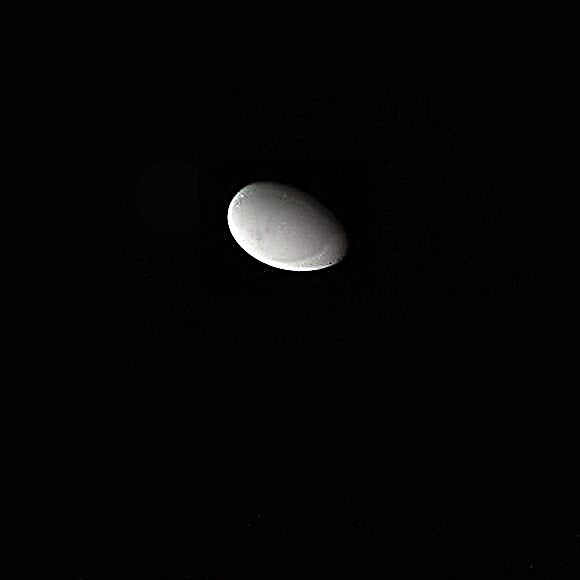 Cassini는 거의 보이지 않는 달을 포착합니다