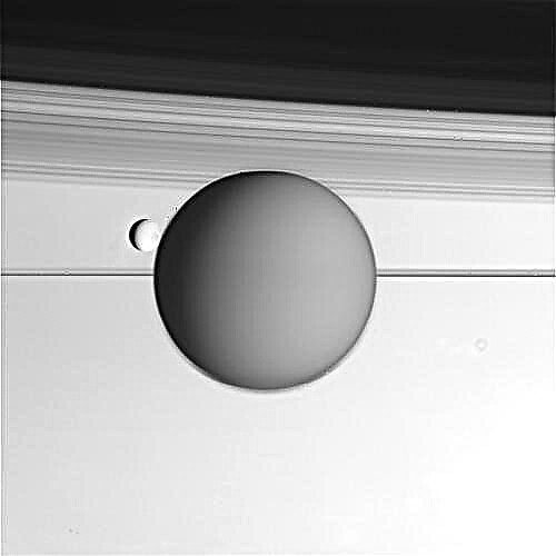 Imagens incrivelmente impressionantes da Cassini em bruto de Titã e Encélado