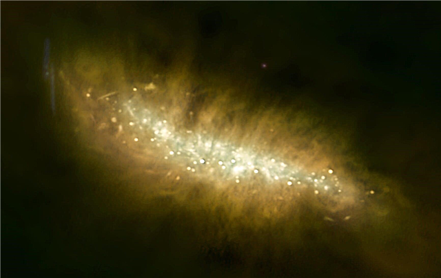 Supernovas galaktika, kas pilna ar starbursts un 'Superwind'