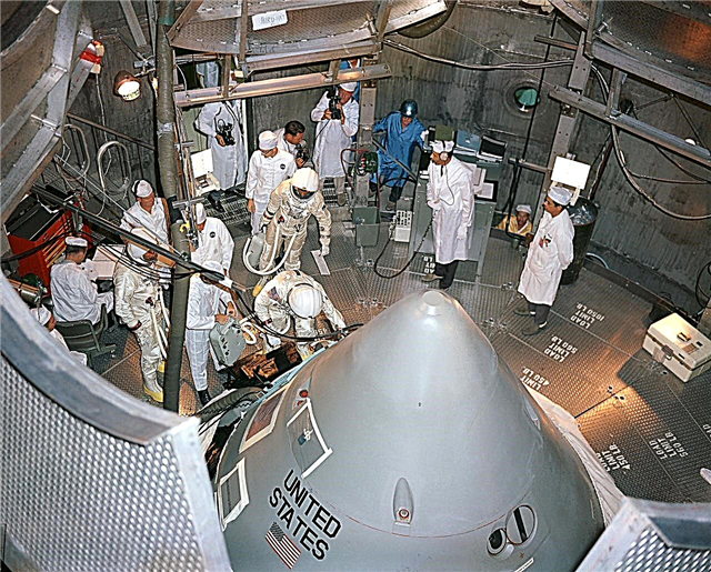 حريق أبولو 1: مقتطف من "ثماني سنوات إلى القمر" - مجلة الفضاء