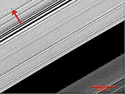 Mini-kuut sumisevat Saturnuksen renkaiden kautta
