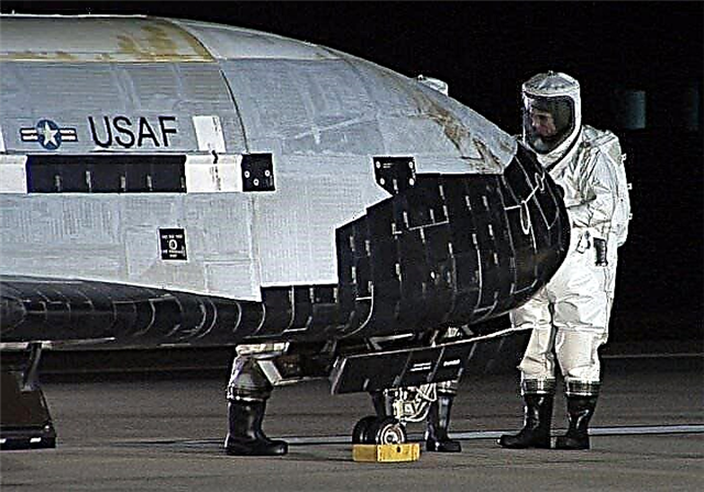 الصور: عودة طائرة الفضاء X-37B إلى الأرض