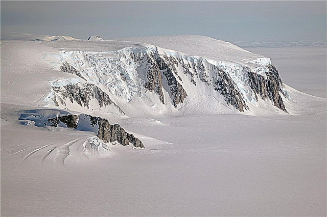 Dette er is i Antarktis, der flyder i langsom bevægelse som vand, der går gennem flod Rapids