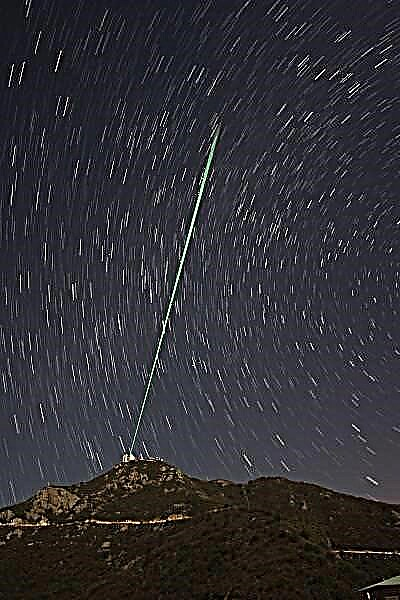 Ponteiro laser do telescópio esclarece céu embaçado
