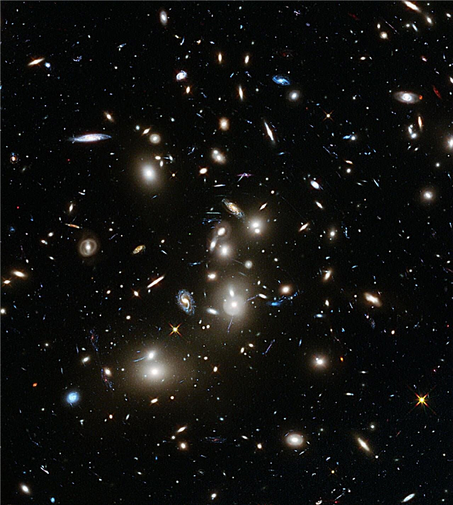 Hubble Memancarkan Cahaya Hantu Dari Galaksi Mati