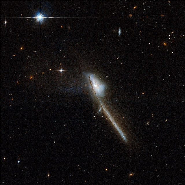Kdaj postanejo črne luknje aktivne? Primer čudno oblikovane galaksije Mrk 273