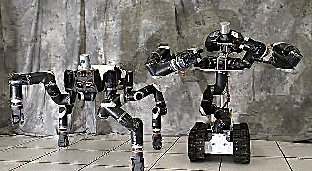 หุ่นยนต์ RoboSimian และ Surrogate ของนาซ่า