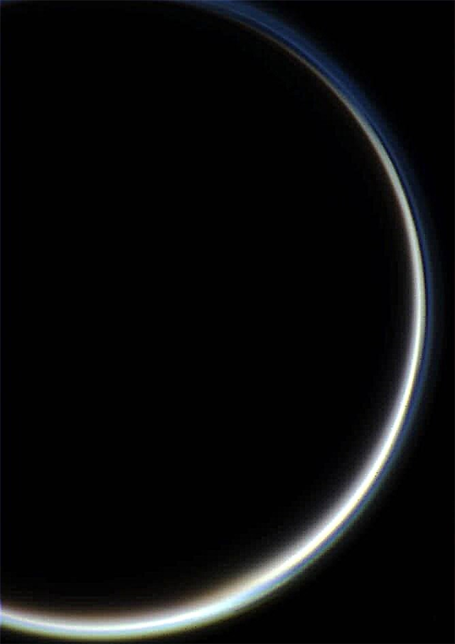Crescente colorido de Titã