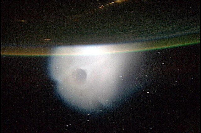 Peluncuran Rudal Membuat Aneh Cloud Seen in Space