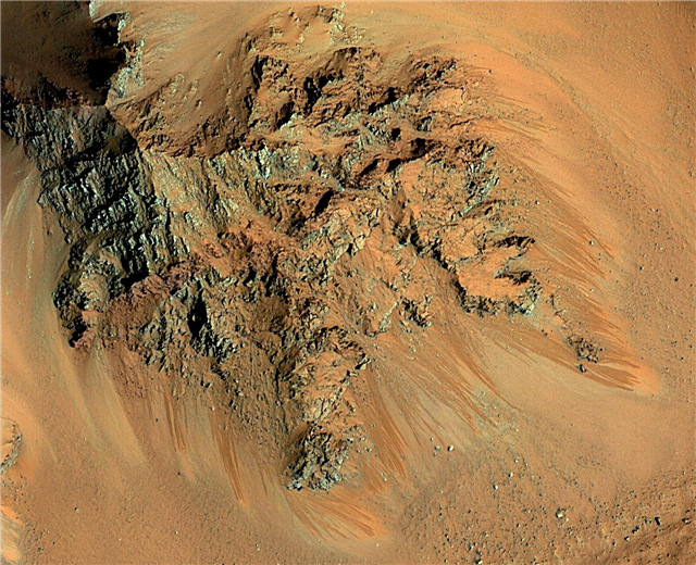 هذا الجبل على المريخ يتسرب