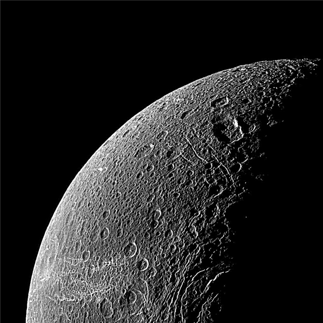 Lua "Wispy" de Saturno tem uma atmosfera de oxigênio - Space Magazine