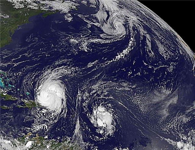 Спутник захватывает три тропических циклона в одном изображении