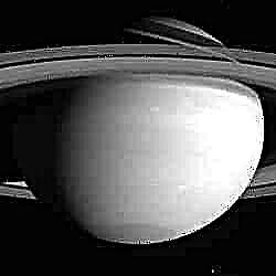 Mimas en Tethys omcirkelen Saturnus