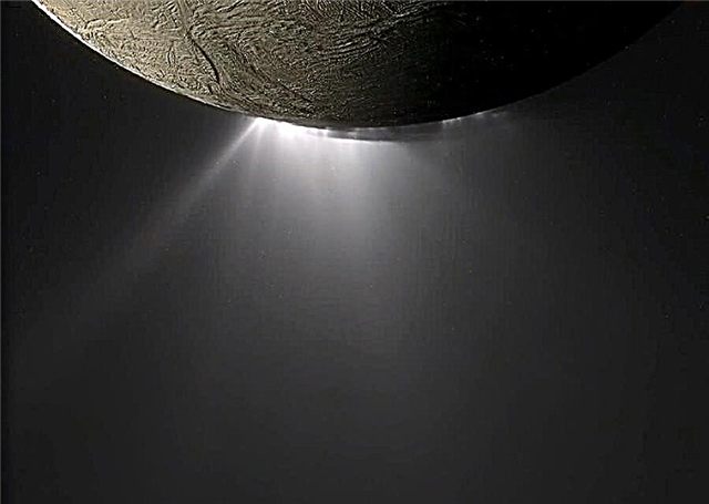 Jatos de Encélado chegam ao mar