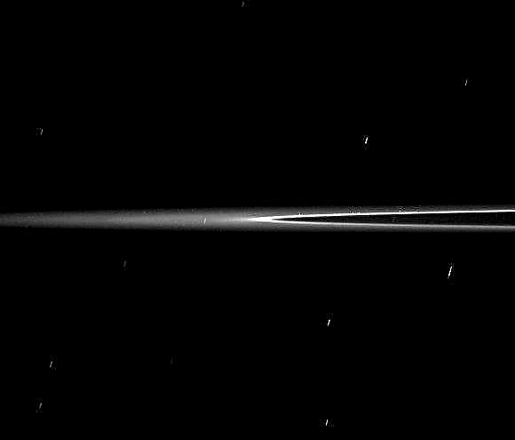 土星の輝くリング
