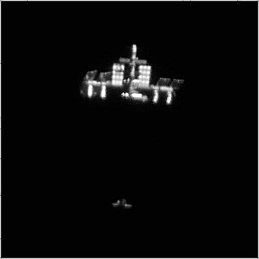 地球から撮影された、ISSに接近するシャトルの信じられないほどのビデオ