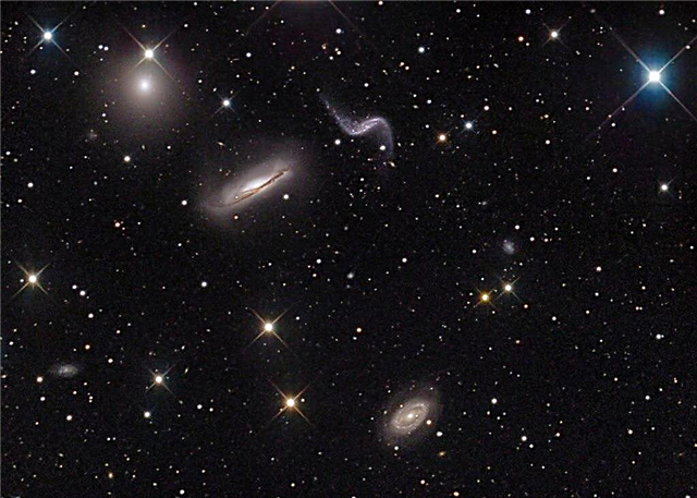 Pourquoi les galaxies éloignées s'éloignent-elles plus rapidement?