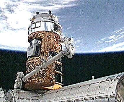 ISS Canadarm2 الاستيلاء على سفينة إمداد