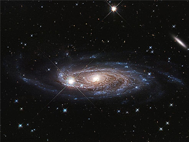 Hubble capturou uma foto desta enorme galáxia espiral, 2,5 vezes maior que a Via Láctea, com 10 vezes as estrelas