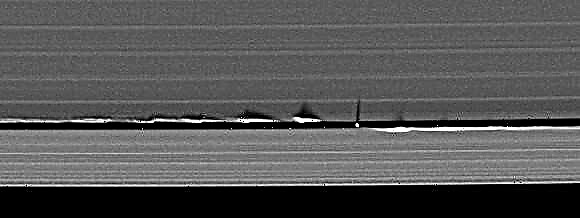 Las estructuras verticales se elevan sobre los anillos de Saturno