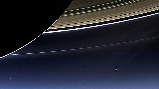 Espreitadelas da Terra e Panorama de Saturno da Cassini em 19 de julho