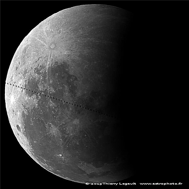 أول خسوف للقمر تم تصويره مع عبور محطة الفضاء الدولية