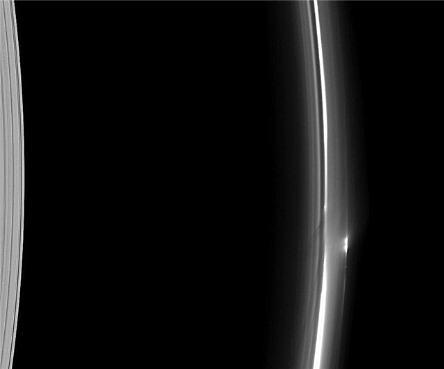 Anel F flutuante de Saturno