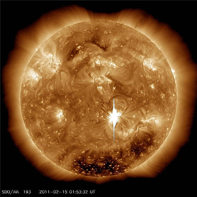 Saulė išsiveržė su didžiuliu X2 saulės šviesos pliūpsniu