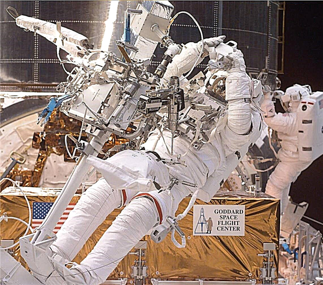 Hubblen huoltotoiminta täyttää suuren näytön; Katso ystävien kanssa - Space Magazine